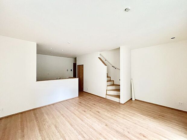 ◆B号棟◆~Living~ リビングに階段のある間取りです♪家族のコミュニケーションがスムーズに取れますね♪ゆとりある暮らしと心地よい住環境が紡ぐ贅沢な時間をご家族みんなでお過ごし下さい。