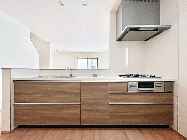 ◆B号棟◆~Kitchen~ 広くて使いやすいキッチンなら家族でいっしょに料理をつくったり、後片付けも手間なくできちゃいます♪収納もたっぷりあるので、いつもすっきりと清潔な印象を保てます。