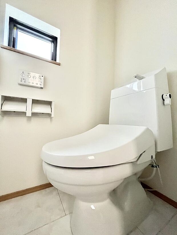 ◆B号棟◆〜Toilet〜　綺麗・スッキリ・快適なウォシュレット付トイレでくつろげる空間です。1、2階共にトイレスペース！採光もあり明るく、快適空間となっております♪毎日使う場所だからこその配慮です！
