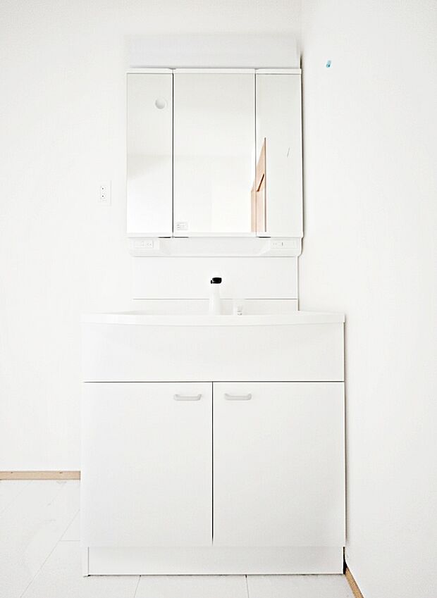 ◆B号棟◆~Dressing Room~ 清潔感溢れる色合いで統一されていると、スッキリと整った印象をうけます。鏡の裏にはたっぷりと収納スペースを標準装備!水廻りは、シンプルかつ機能性を重視して。