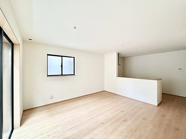 ◆B号棟◆〜Living〜　豊かな陽光がこの場所を照らしだす。光溢れるこの空間はみんなの笑顔が集う場所、時を忘れ、つきることのないたわいもない会話を楽しむ時間、たくさんの思いが綴られる場所。