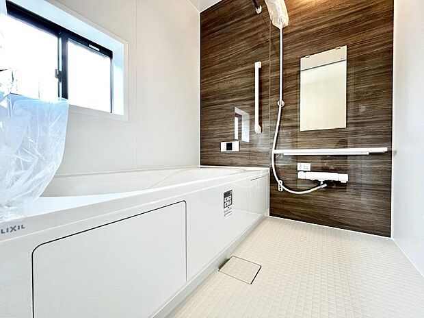 ◆A号棟◆~Bath Room~ 窓付きのバスルームは、採光もあり明るく気持ちの良い空間です。窓があることで、換気環境も良好。ゆったり寛げるバスルームで、毎日のバスタイムが楽しみになりそうです。