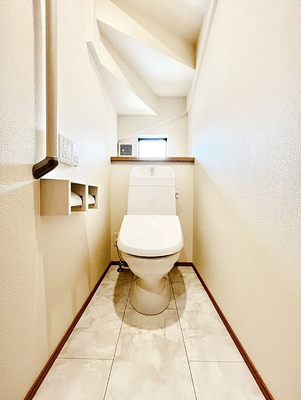 ◆A号棟◆~Toilet~ 清潔感のある水回り♪トイレはウォシュレット付きです◎トイレは毎日使わざるを得ないもの。いつも清潔を保ちたいですね。トイレが2ヶ所あるので朝の混雑時に便利です!