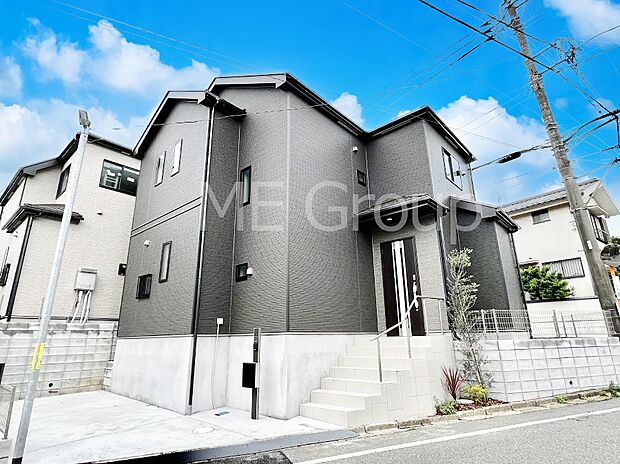 ◆A号棟◆~Exterior~ 周辺には学校や買物施設もあり生活、子育てに適した環境が広がっています!「永住地」として、物件のご見学だけではなく、周辺の環境や通学できる学校についてもご相談ください!