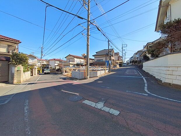 〜Exterior〜　前面道路：西 6.09m 公道、南 5.98m 公道　低層の一戸建てを中心とした街並みが整然と続き、周辺は高い建物が建っていないので、緑の多い閑静な趣を感じる環境です。