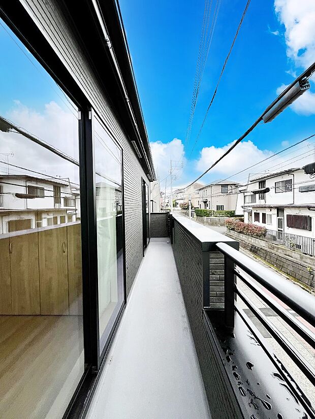 ◆A号棟◆~Balcony~ 大きな空に囲まれた気持ちのいい家。バルコニーを覗くだけで圧倒的な開放感に包まれます。バルコニーは陽がさしこみお布団や洗濯物を気持ちよく干すことができます。