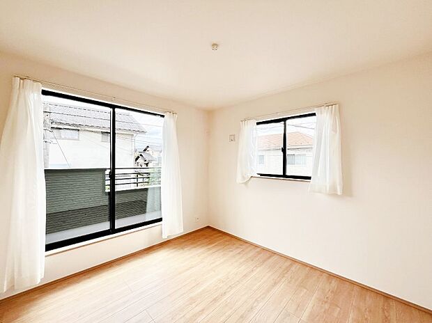 ◆A号棟◆~Bed Room~ 2面採光を確保した明るい室内は、風通しも良く、大変居心地の良い空間となっております。爽やかな風を感じて起きる朝は、快適生活の始まりに!日当たりが良い住まい♪