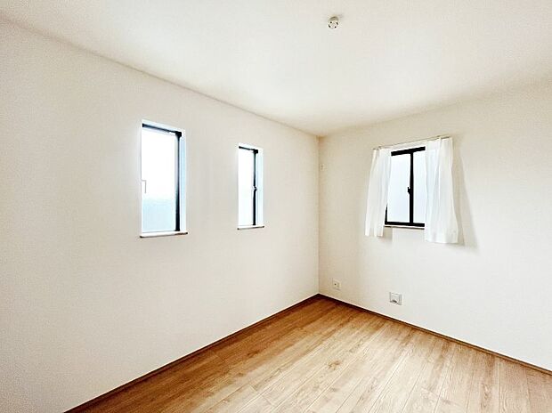 ◆A号棟◆~Bed Room~ 木の温もりがやさしいフローリングは安らぎをもたらすプライベート空間。明るめのフローリングですので、壁紙ともマッチし、お部屋を更に広く見せてくれる効果も。