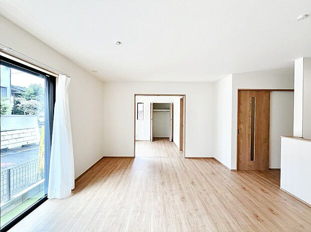 ◆A号棟◆~Living~ 豊かな陽光がこの場所を照らしだす。光溢れるこの空間はみんなの笑顔が集う場所、時を忘れ、つきることのないたわいもない会話を楽しむ時間、たくさんの思いが綴られる場所。