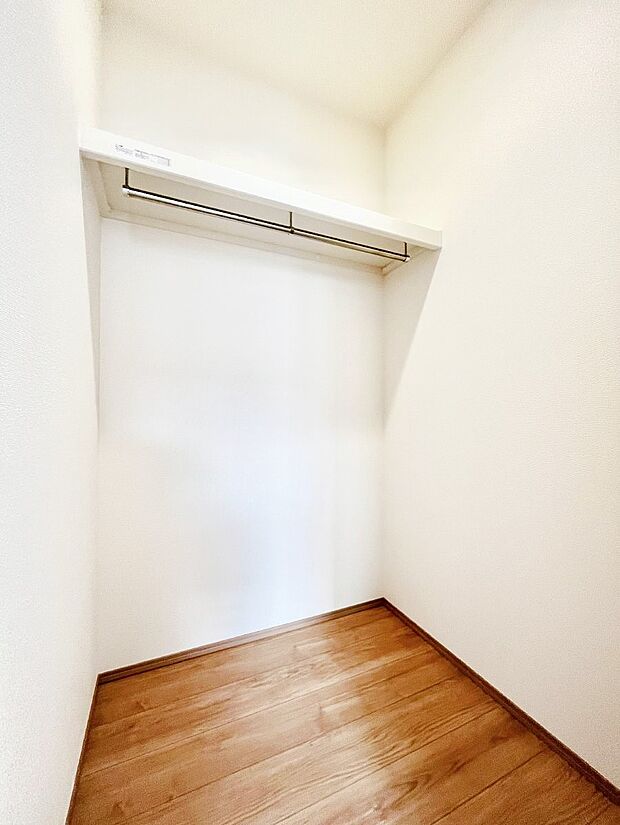 ◆A号棟◆~Walk-in Closet~ たくさんの洋服をかけてもシワになりにくいウォークインクローゼット。洋服以外にも、普段使わない家電やスーツケース、ストック品など何でも片付く嬉しい空間です。