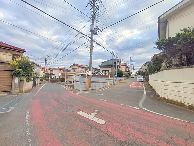 〜Exterior〜 前面道路:西 6.09m 公道、南 5.98m 公道 低層の一戸建てを中心とした街並みが整然と続き、周辺は高い建物が建っていないので、緑の多い閑静な趣を感じる環境です。