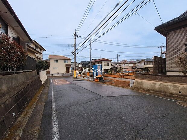 ~Exterior~ 前面道路:西 6.09m 公道、南 5.98m 公道 低層の一戸建てを中心とした街並みが整然と続き、周辺は高い建物が建っていないので、緑の多い閑静な趣を感じる環境です。