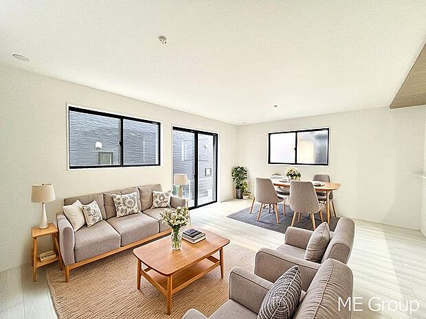 ご家族の賑やかな話し声で包まれる明るいリビング  ※家具はCGです