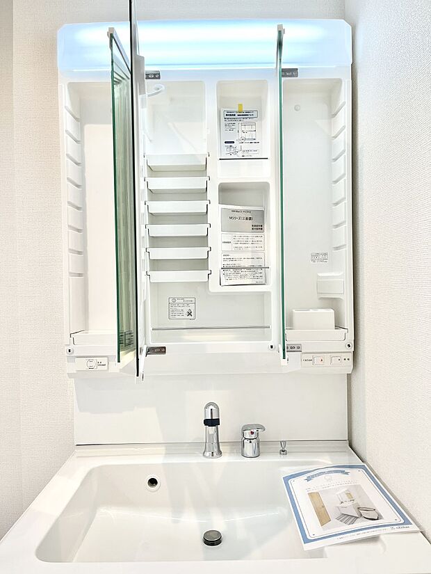 三面鏡の裏に、化粧品や衛生用品などを収納可能。洗面台をすっきりと保ちます!