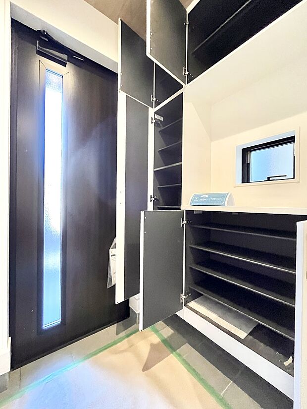 たっぷり収納できるシューズボックスで家族全員の靴も、玄関すっきり。  