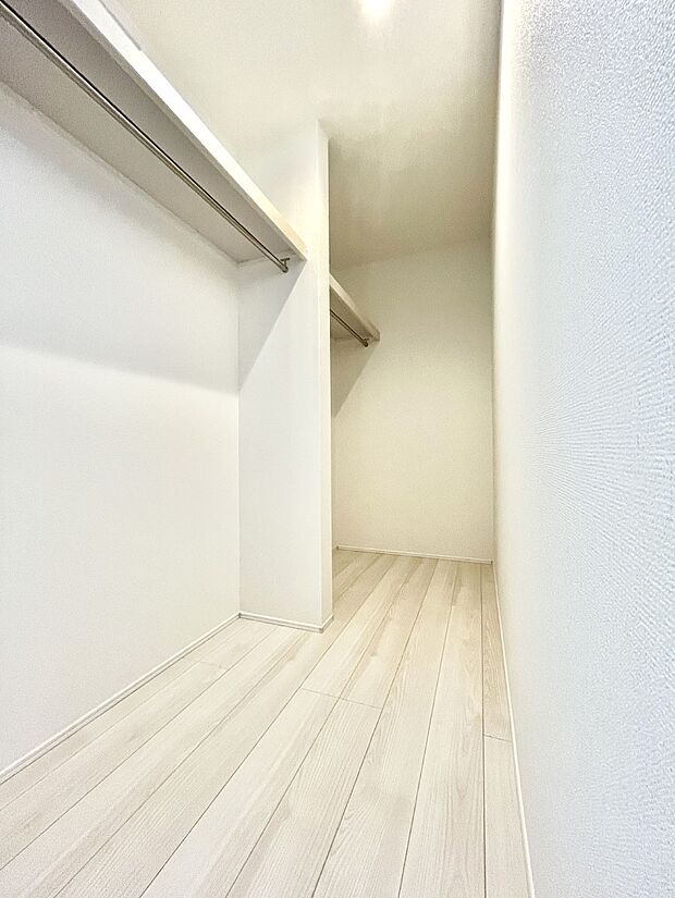 ウォークインクローゼット付きで生活空間を広く利用できます。