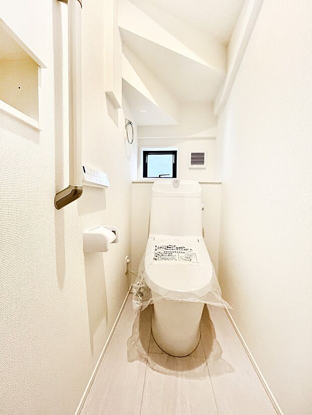 明るく清潔感のあるトイレです。