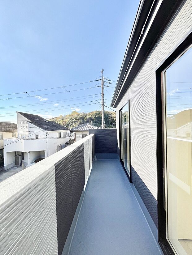 ゆったりバルコニーだから沢山お洗濯ものを干せます。