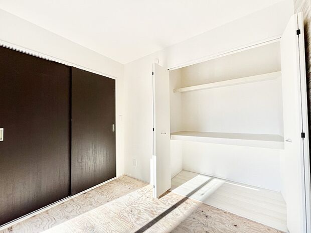 リビングと隣り合っている和室。ほっと一息できる和の空間も忘れずに。 