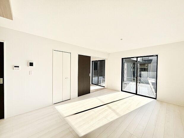 明るい陽光が注ぎ、寛ぎの雰囲気に満たされるダイニング。   