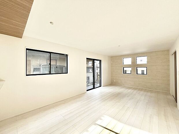 大きな窓からたっぷりの陽光と風を感じられるリビング