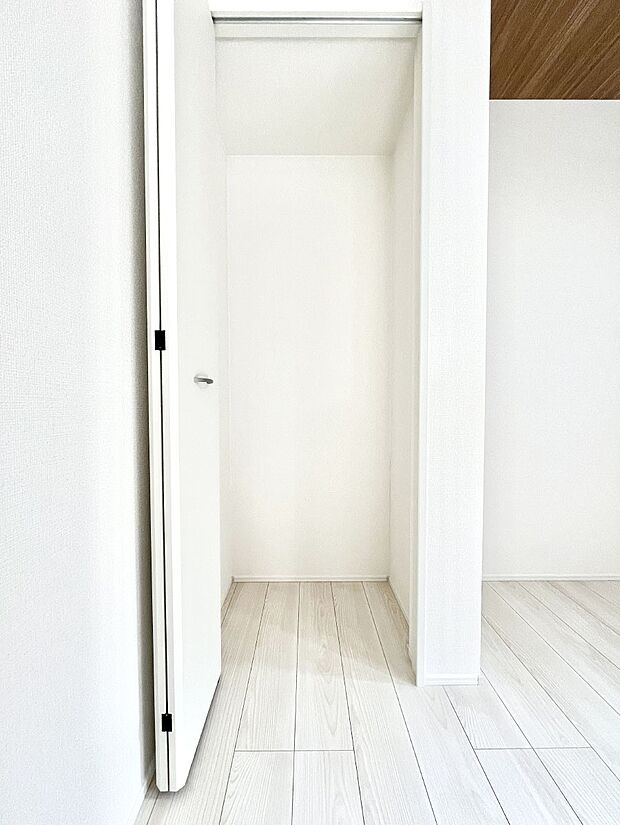 キッチンにはパントリー!食材のストックはもちろん、日用品の収納など使い方はいろいろ!