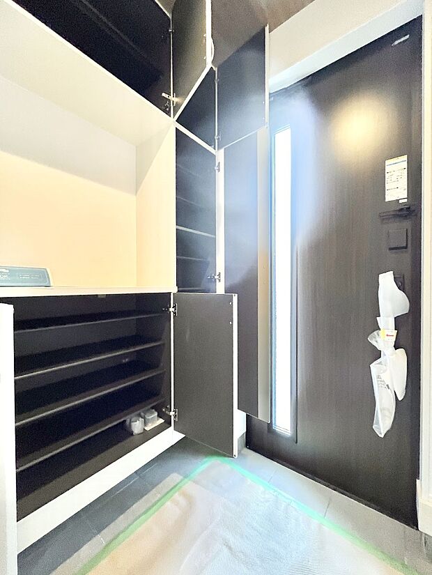 たっぷり収納できるシューズボックスで家族全員の靴も、玄関すっきり。