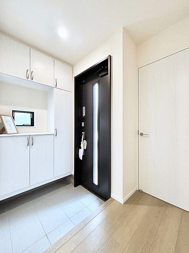 ◆B号棟◆~Entrance~ 家の中でお客様を迎える最初の場所である玄関は、家の印象そのものです!豊富な玄関収納で、常に綺麗に保つことが出来ます♪玄関にはたっぷり収納の下駄箱を完備!