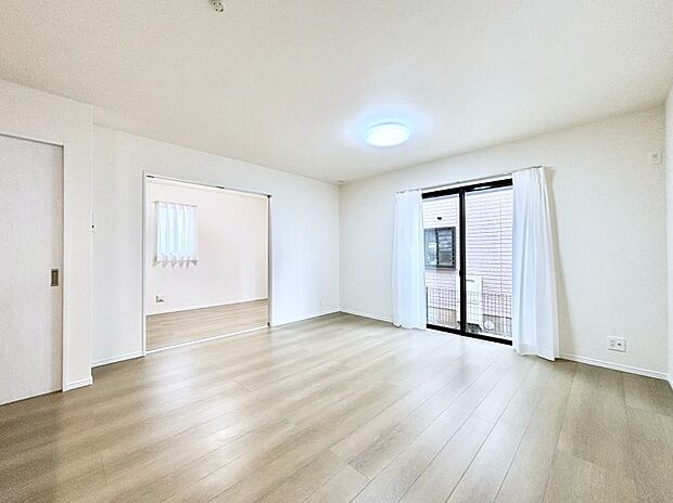 ◆B号棟◆~Living~ 飽きの来ないシンプルでおしゃれなLDK。大きな窓から日差しが差し込むので室内も明るく、家族の憩いの場としてピッタリです。開放感と日当たりの良さを是非ご覧ください!