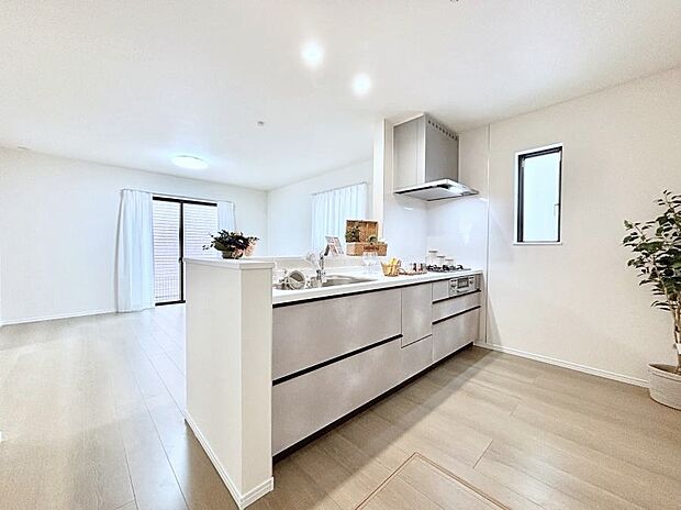 ◆B号棟◆~Kitchen~ 「さぁ今日は何を作ろう」こんなキッチンなら思いっきり料理ができちゃいます。キッチンからはリビングが一望できます。家族がつながるお家がここにございます。