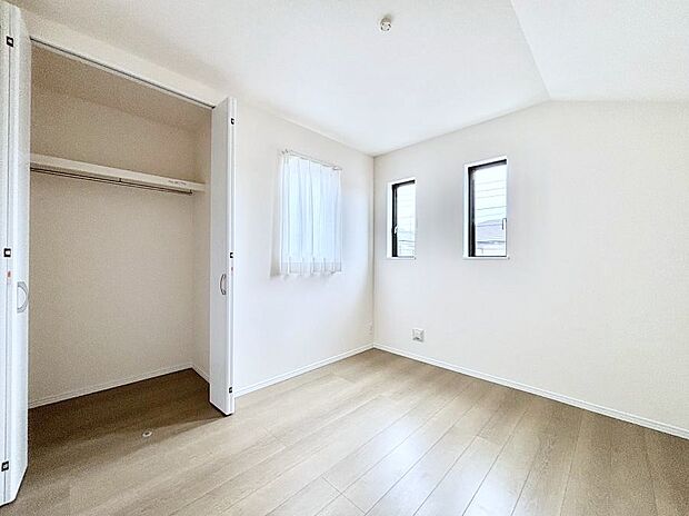 ◆B号棟◆～Bed Room～  全居室には収納クローゼットを完備！普段使いのお洋服や小物はもちろん、季節物のお洋服などもしっかりと整理整頓おしまい頂けます。  居室空間を広く使用できますね。