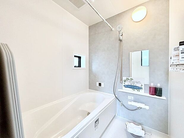 ◆B号棟◆~Bath Room~ 足を伸ばして入浴することが可能!一日の疲れを癒す貴重なバスタイムです。お子様とご一緒でも十分な広さなので、リビングとは違った家族団欒のひと時をお楽しみいただけます。