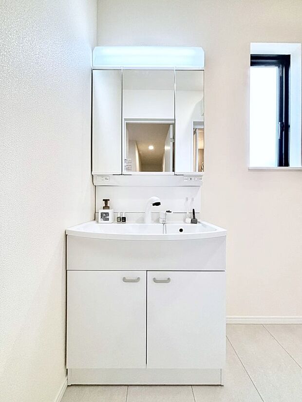 ◆B号棟◆~Dressing Room~ 暗くなりがちな洗面所も窓があると採光と換気が可能なので気持ちよくお使い頂けます。三面鏡タイプの洗面台は鏡裏収納で散らかりがちな洗面所もスッキリ♪
