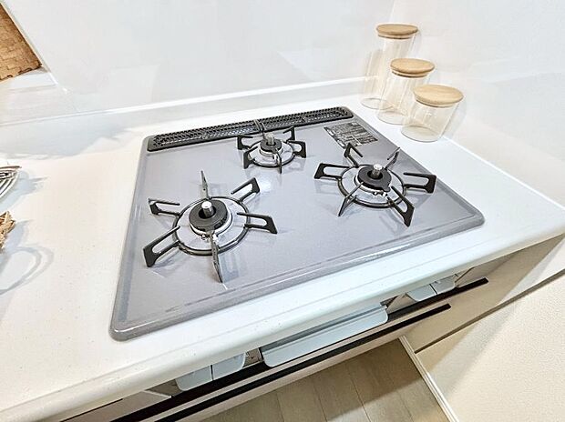 ◆B号棟◆ガスコンロはSiセンサー搭載。火力調節や焦げ付き・消し忘れも防いでくれます。