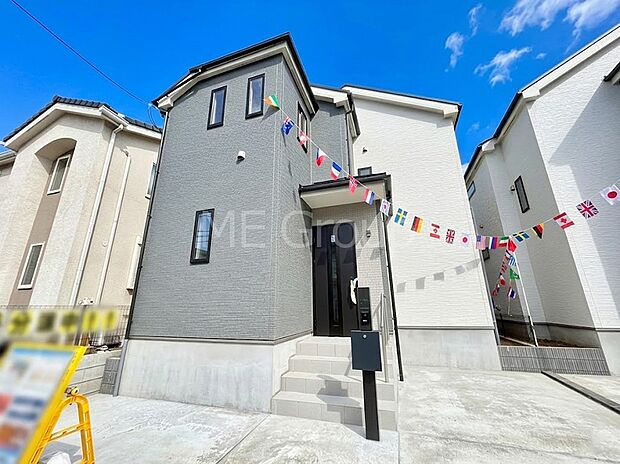 ◆B号棟◆~Exterior~ 堂々たる趣ながら、主張し過ぎずどこか余裕を感じさせるシャープなフォルムで佇む邸宅は、晴天の空と照らし合わせる事で、本来あるべき完成形の姿を見せてくれます。