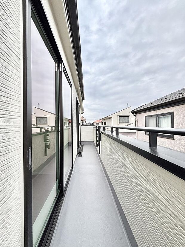 ◆B号棟◆~Balcony~ 大きな空に囲まれた気持ちのいい家。バルコニーを覗くだけで圧倒的な開放感に包まれます。バルコニーは陽がさしこみお布団や洗濯物を気持ちよく干すことができます。