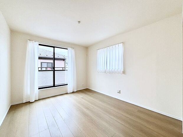 ◆B号棟◆~Bed Room~ 2面採光を確保した明るい室内は、風通しも良く、大変居心地の良い空間となっております。爽やかな風を感じて起きる朝は、快適生活の始まりに!日当たりがとても良い住まい♪