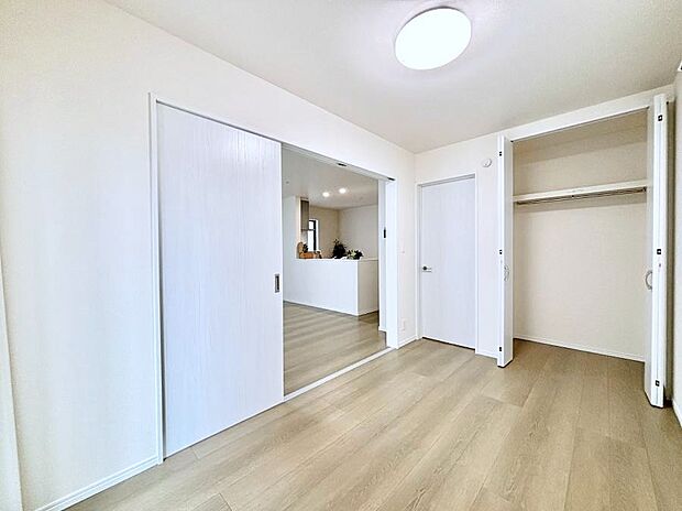 ◆B号棟◆~Bed Room~ マンションと違い部屋数が多いのが戸建てのメリットです。ご家族が増えたことで手狭に感じていた住まいも戸建てでは各居室プライバシーを保つことができます。