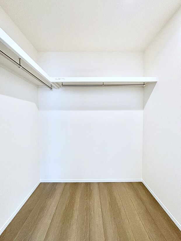 ◆B号棟◆~Walk-in Closet~ たくさんの洋服をかけてもシワになりにくいウォークインクローゼット。洋服以外にも、普段使わない家電やスーツケース、ストック品など何でも片付く嬉しい空間です。