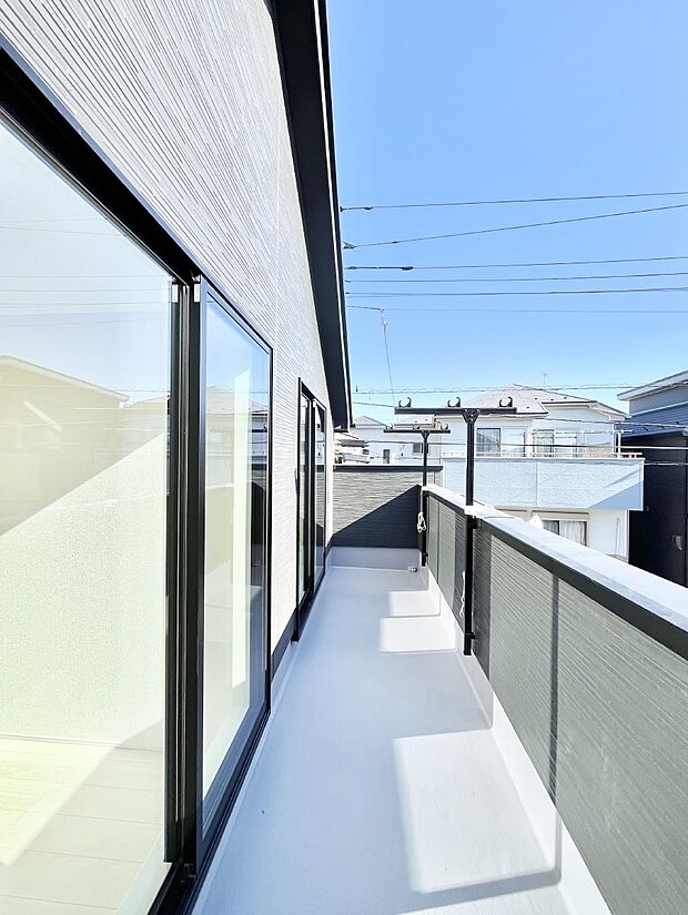 ゆったりバルコニーだから沢山お洗濯ものを干せます。