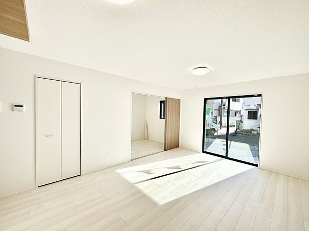 家族の笑顔が自然と生まれてくる、そんな雰囲気のダイニングに仕上がっています。