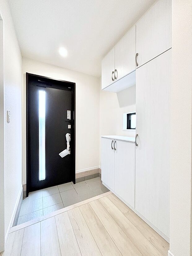 ◆A号棟◆~Entrance~ 家の中でお客様を迎える最初の場所である玄関は、家の印象そのものです!豊富な玄関収納で、常に綺麗に保つことが出来ます♪玄関にはたっぷり収納の下駄箱を完備!