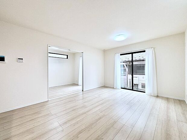 ◆A号棟◆~Living~ 飽きの来ないシンプルでおしゃれなLDK。大きな窓から日差しが差し込むので室内も明るく、家族の憩いの場としてピッタリです。開放感と日当たりの良さを是非ご覧ください!