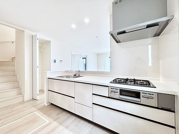 ◆A号棟◆~Kitchen~ 広くて使いやすいキッチンなら家族でいっしょに料理をつくったり、後片付けも手間なくできちゃいます♪収納もたっぷりあるので、いつもすっきりと清潔な印象を保てます。