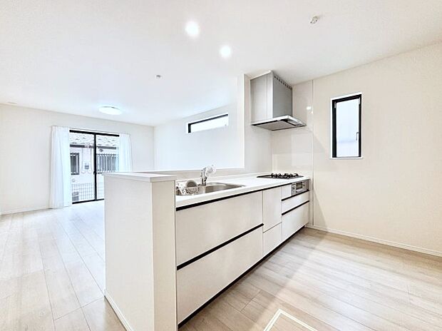 ◆A号棟◆~Kitchen~ 「さぁ今日は何を作ろう」こんなキッチンなら思いっきり料理ができちゃいます。キッチンからはリビングが一望できます。家族がつながるお家がここにございます。