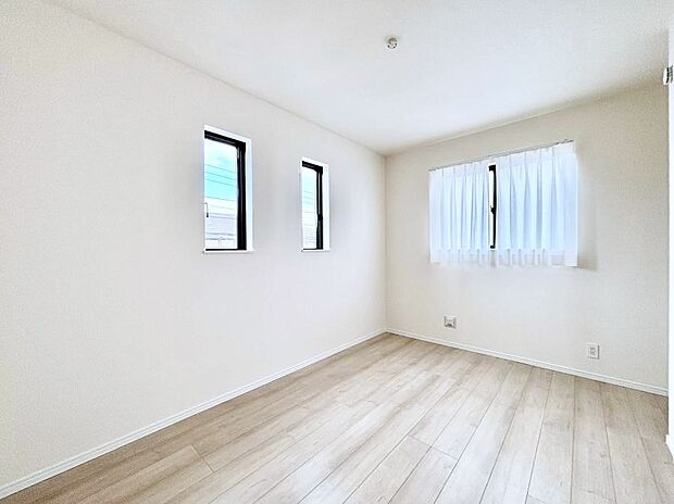 ◆A号棟◆~Bed Room~ マンションと違い部屋数が多いのが戸建てのメリットです。ご家族が増えたことで手狭に感じていた住まいも戸建てでは各居室プライバシーを保つことができます。