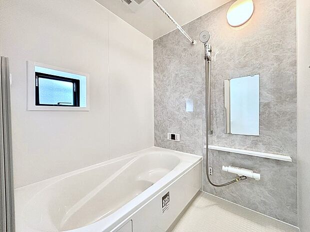 ◆A号棟◆~Bath Room~ 窓付きのバスルームは、採光もあり明るく気持ちの良い空間です。窓があることで、換気環境も良好。ゆったり寛げるバスルームで、毎日のバスタイムが楽しみになりそうです。