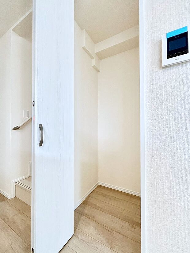 ◆A号棟◆リビング収納。ここに収納があると物が集まるLDKがスッキリ片付きそうですね。