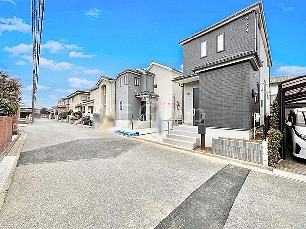 ~Exterior~ 前面道路:北西 6m 公道 前面道路は閑静な住宅地をはしる車通りの少ない道路。駐車の出し入れもらくらくです!ご不明点・現地見学のご希望は、お気軽にお問い合わせください!