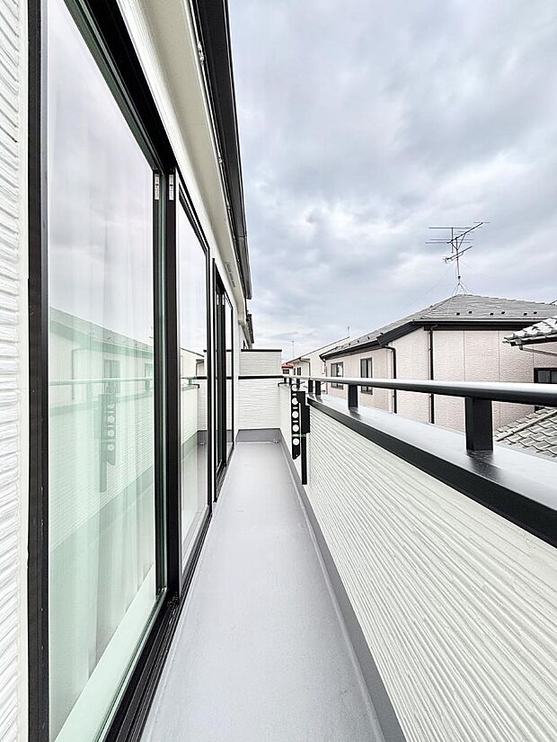 ◆A号棟◆~Balcony~ バルコニーは温かい陽がさしこみ、お布団や洗濯物を気持ちよく干すことができます。使いやすく開放的なバルコニーです♪陽ざしがたっぷり降り注ぐ、バルコニー付き住まい。